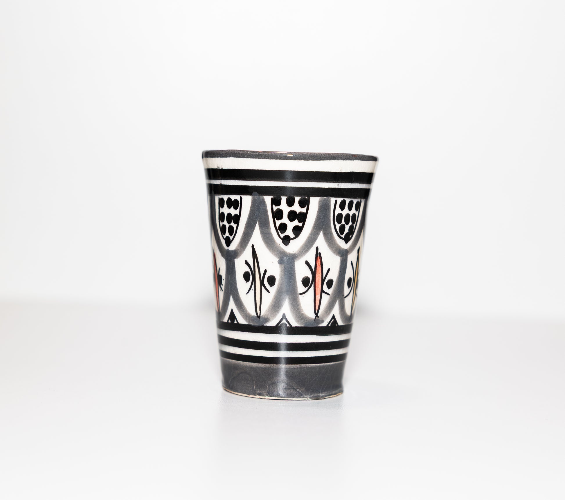 Verre en céramique marocain avec motifs zellige noir, rouge et blanc, fait main par artisans marocains.