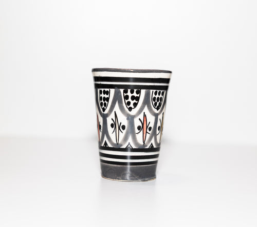 Verre en céramique marocain avec motifs zellige noir, rouge et blanc, fait main par artisans marocains.
