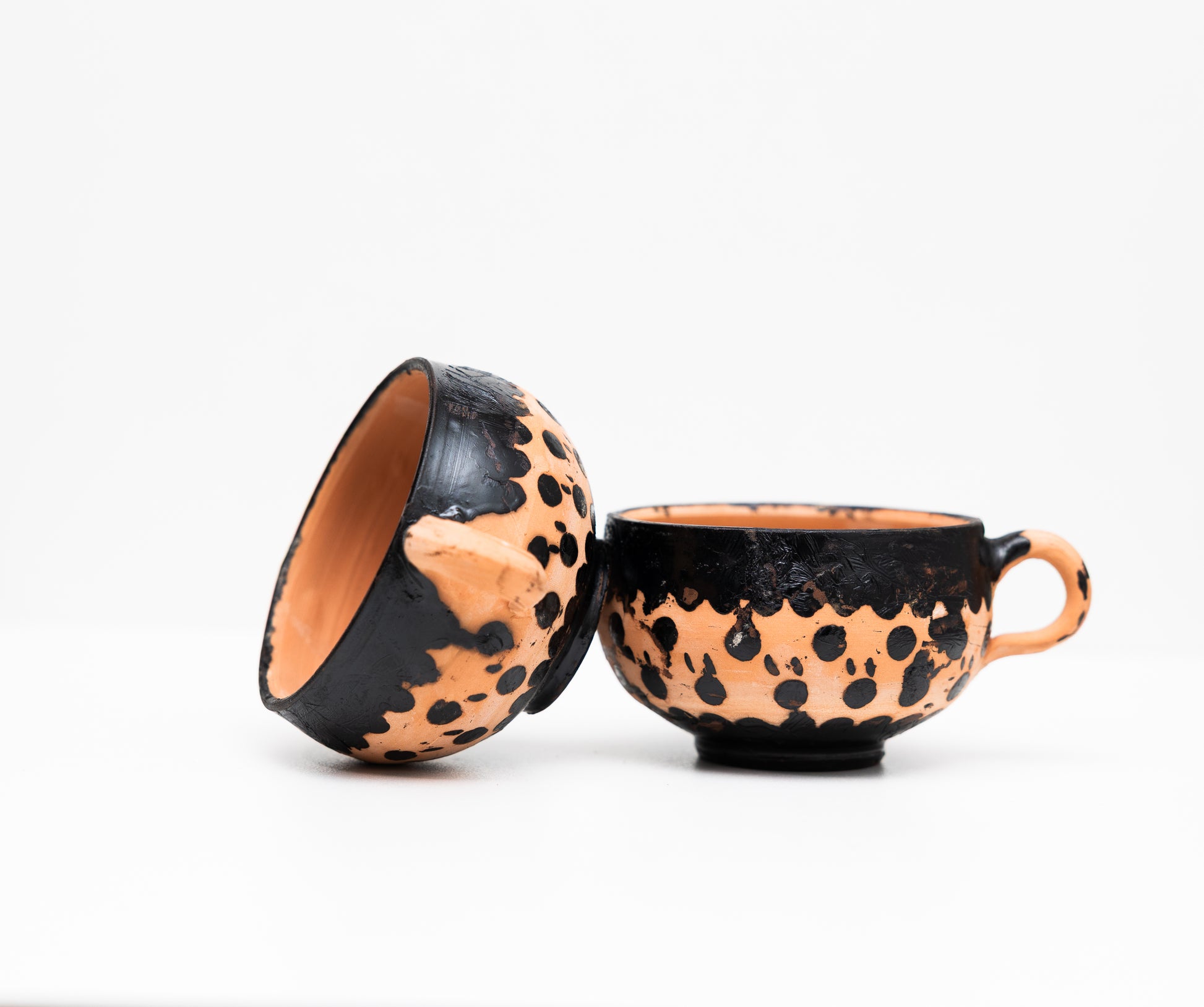 Tasse artisanale noire en terre cuite, décoration unique, poterie marocaine faite main, artisanat maroc.