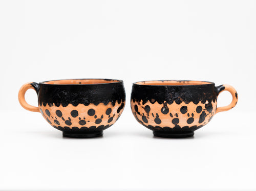 Tasses artisanales en terre cuite noire et orange, mettant en valeur la poterie marocaine et l'artisanat marocain.