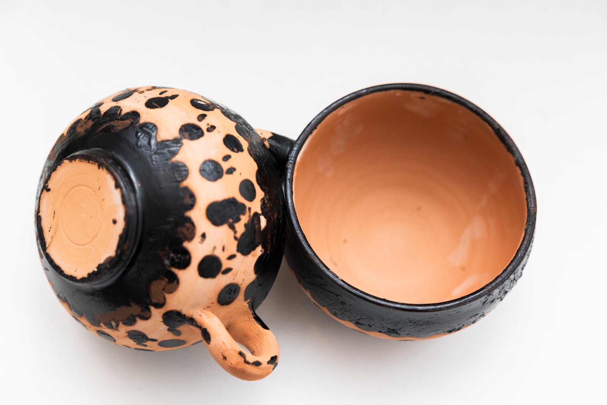 Tasse artisanale noire en terre cuite avec motifs, poterie marocaine faite main, artisanat marocain.