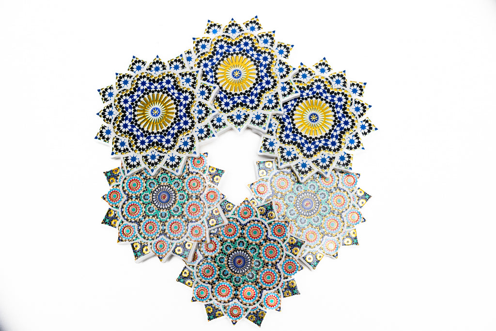 Dessous de plat en céramique Zellige, design géométrique coloré inspiré de l'artisanat marocain.