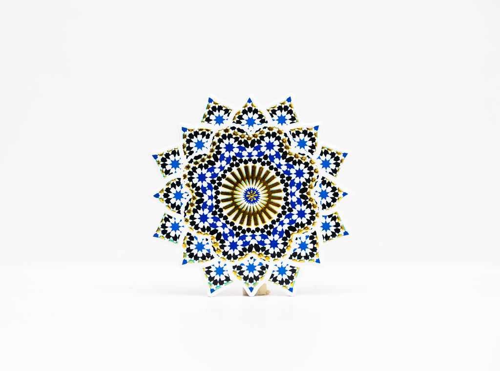 Dessous de plat Rosace Zellige en céramique bleue cobalt et dorée, inspiré de l'artisanat marocain.