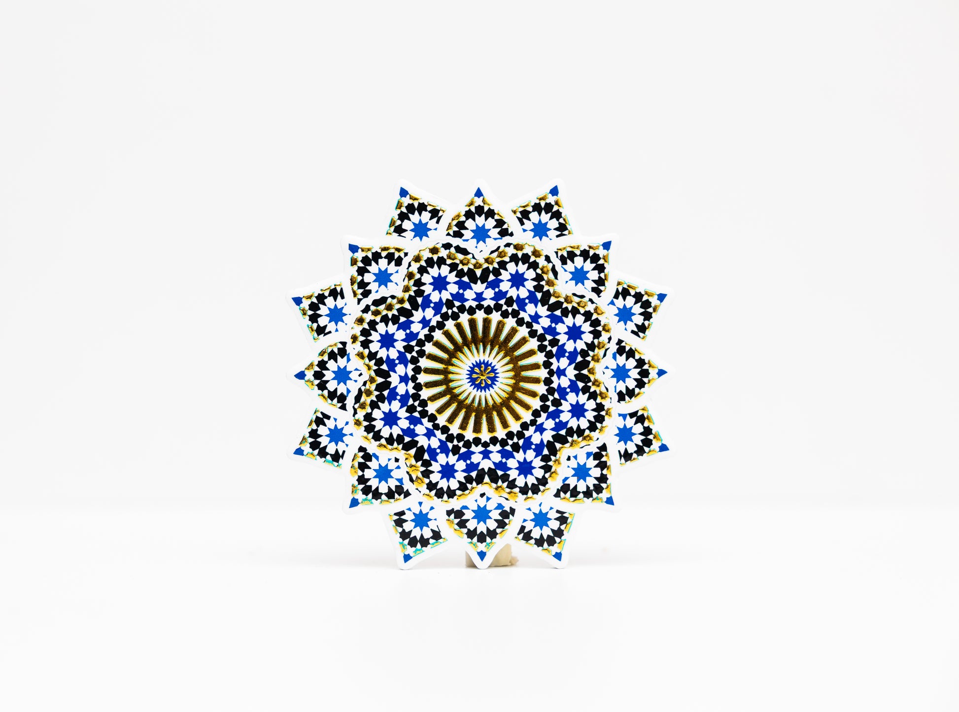 Dessous de plat Rosace Zellige en céramique bleue cobalt et dorée, inspiré de l'artisanat marocain.