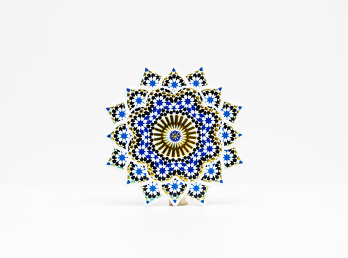 Dessous de plat Rosace Zellige en céramique bleue cobalt et dorée, inspiré de l'artisanat marocain.