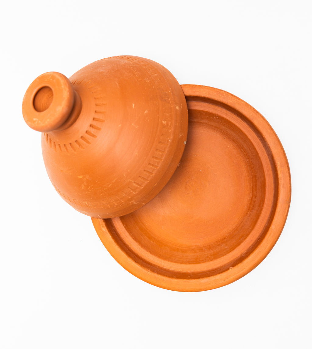 Tajine marocain en céramique artisanale, façonné à la main, poterie marocaine traditionnelle.