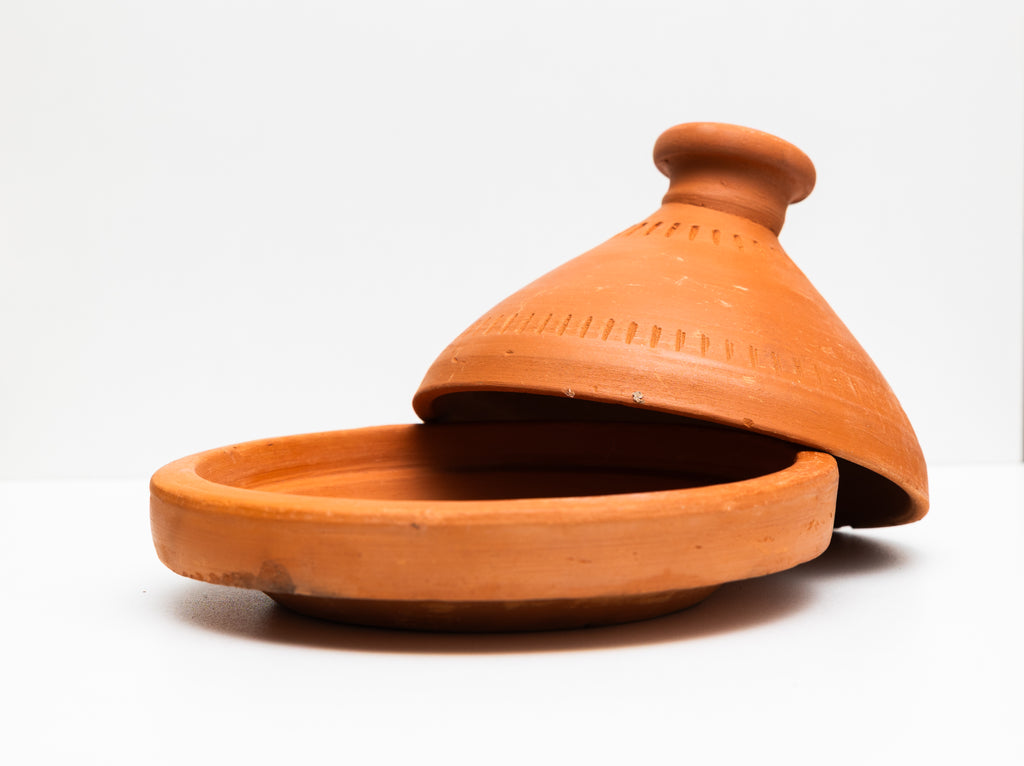 Tajine marocain en céramique artisanale, fait à la main, représentant l'artisanat marocain traditionnel.
