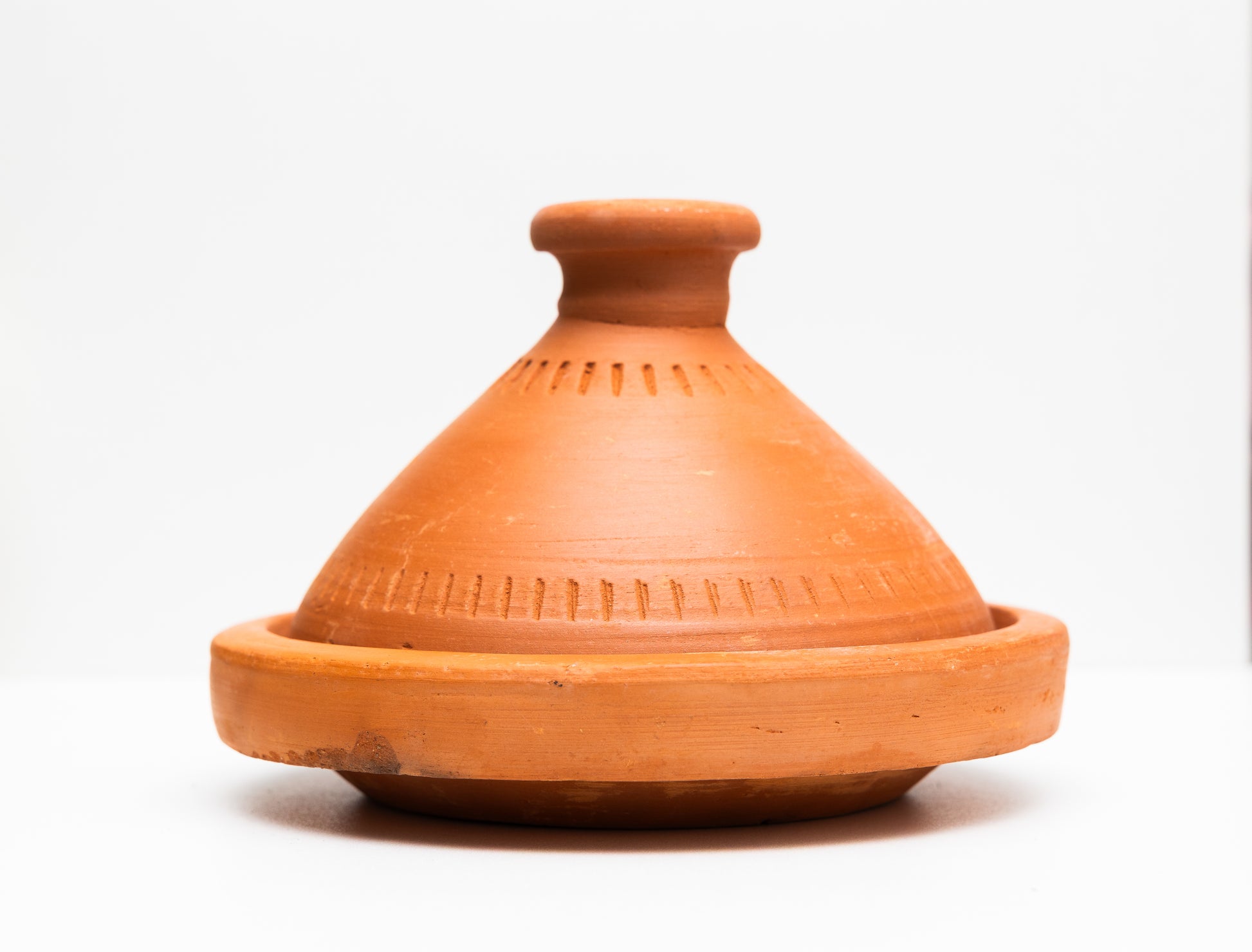 Tajine marocain en céramique artisanale, façonné et peint à la main, symbole de poterie marocaine traditionnelle.